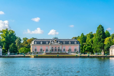 Schloss Benrath liegt nicht weit von Düsseldorf 