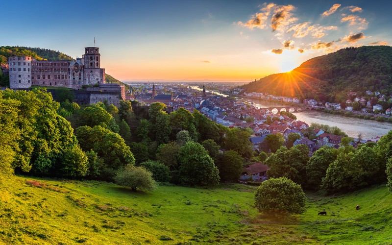 Die mittelalterliche Stadt Heidelberg mit ihrem berühmten Schloss