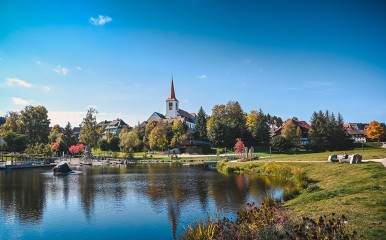 Schöner Blick auf das Schwarzwalddorf Schonach im Herbst
