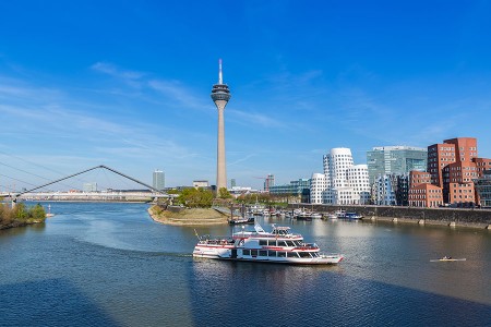Düsseldorf vom Rhein aus sehen