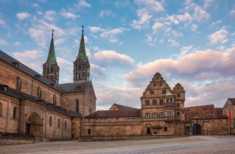 Der Domplatz von Bamberg ist umgeben von beeindruckender Architektur