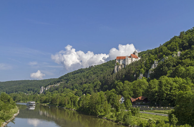 Hoch über dem Altmühltal trohnt Burg Prunn