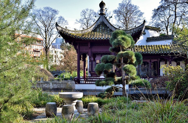 Sehenswert ist der Asiatische Garten, ein ruhiger Ort im Getümmel der Großstadt Frankfurt