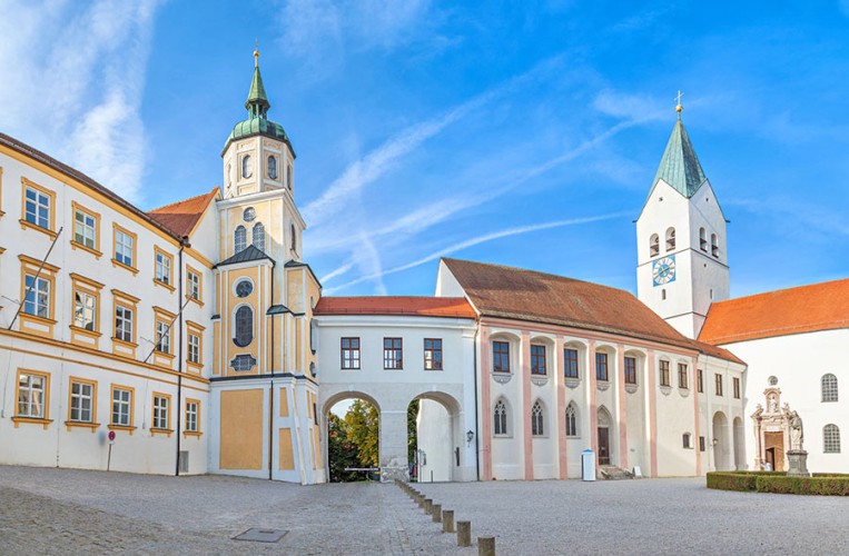 Historische Gebäude rund um die Kathedrale von Freising