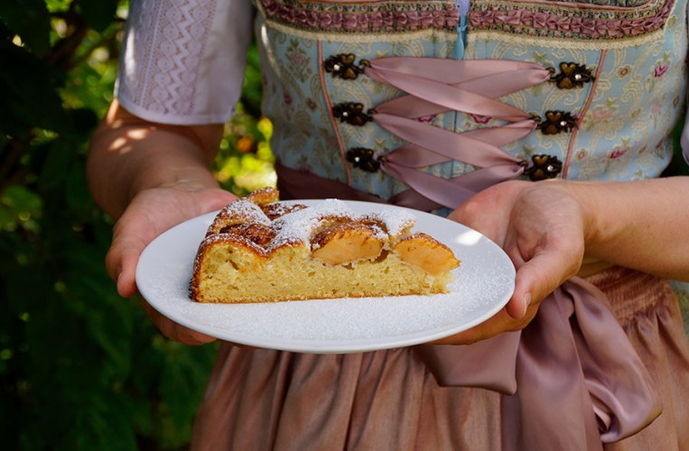Ein Stück hausgemachter Apfelkuchen vom Bauernhofcafé