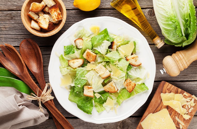 Ein klassischer Salat der Steakhouse Küche ist der Caesar Salad