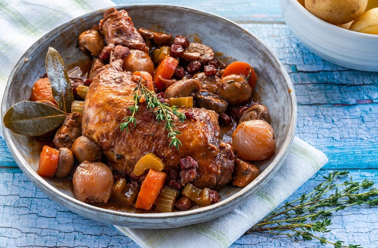 Coq au Vin ist ein klassisches Gericht der französischen Küche, das aus Huhn, Rotwein, Speck und Pilzen besteht