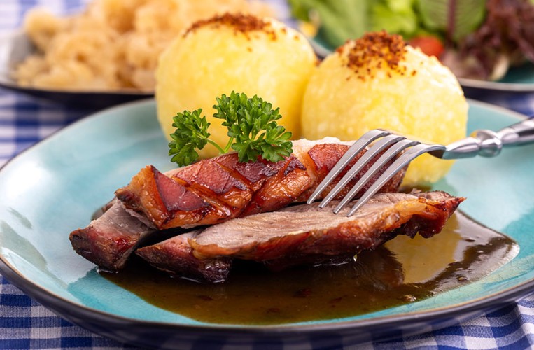 Das bayerische Schmankerl schlechthin - Krustenbraten mit Kartoffelknödel