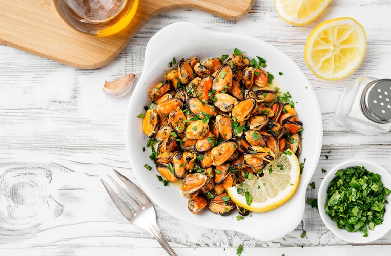 Schmeckt köstlich und erfrischen nach Meer: Muschelsalat mit Zitrone und Petersilie