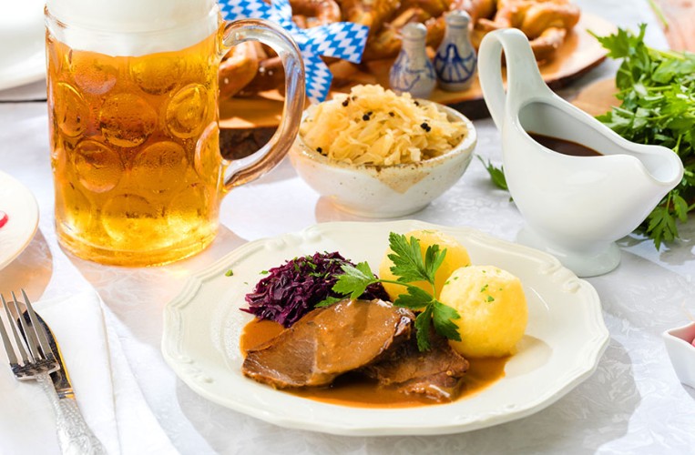 Der Schweinebraten mit Biersoße gehört zu den traditionellen Gerichten in ganz Bayern