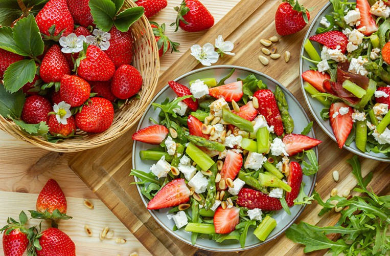Leckerer Salat mit grünem Spargel und Erdbeeren.