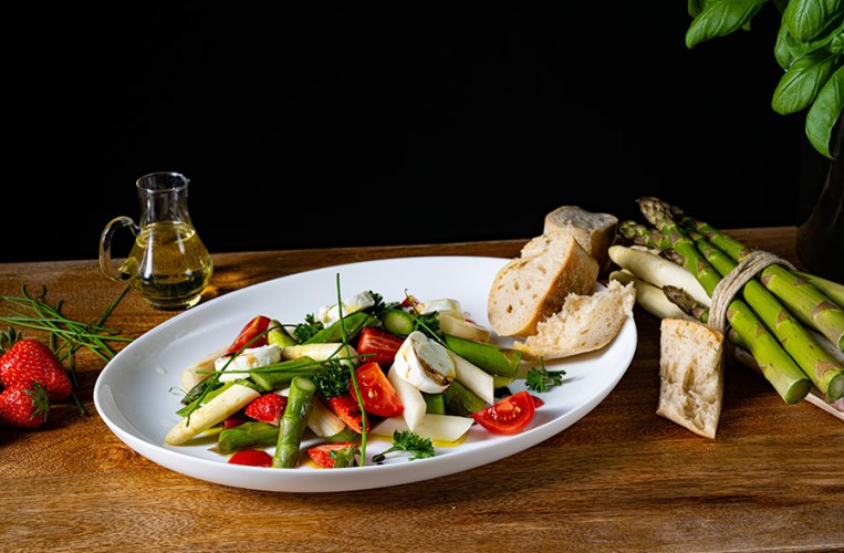 Spargelsalat aus weißem und grünem Spargel mit Erdbeeren, Tomaten und Ziegenkäse