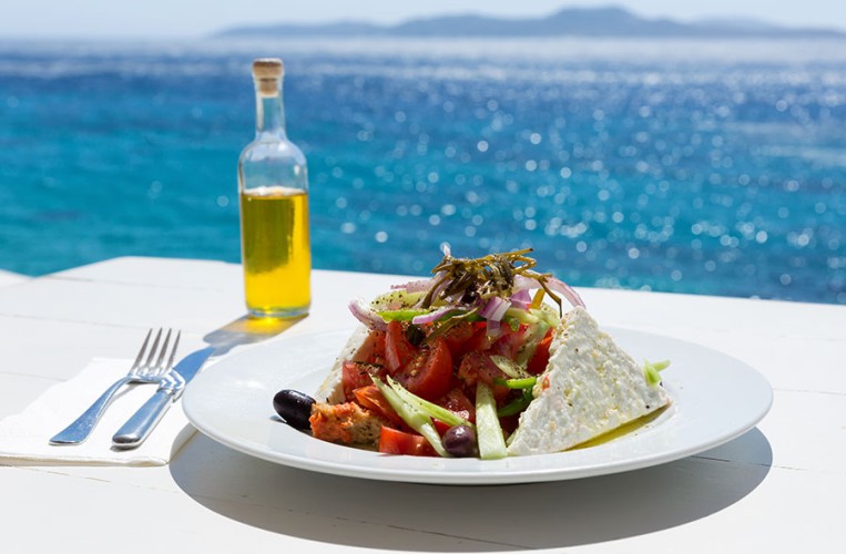 Sonne auf dem Teller mit der Griechischen Küche