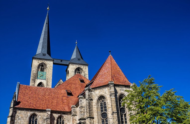 Eine perfekte Aussicht auf Halberstadt bietet die Plattform zwischen den Türmen der Martinikirche