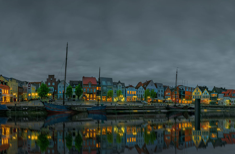 Nach dem Gedicht von Theodor Storm wird Husum auch "Die graue Stadt am Meer" genannt