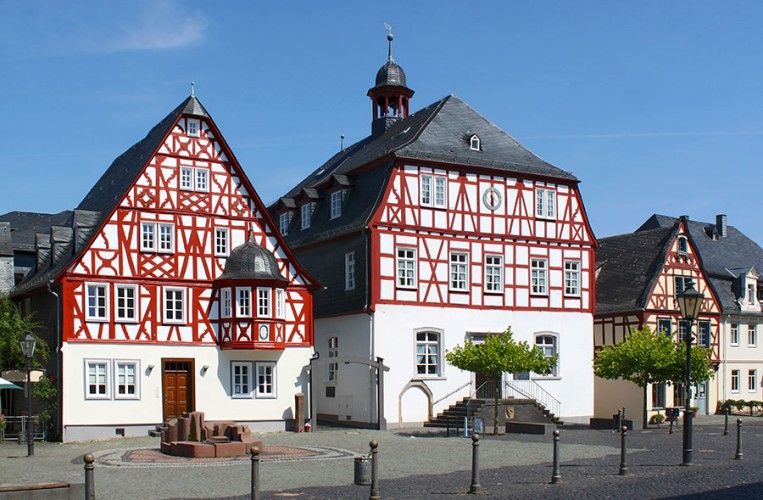 Traditionelle FAchwerkhäuser am Marktplatz von Kirchberg