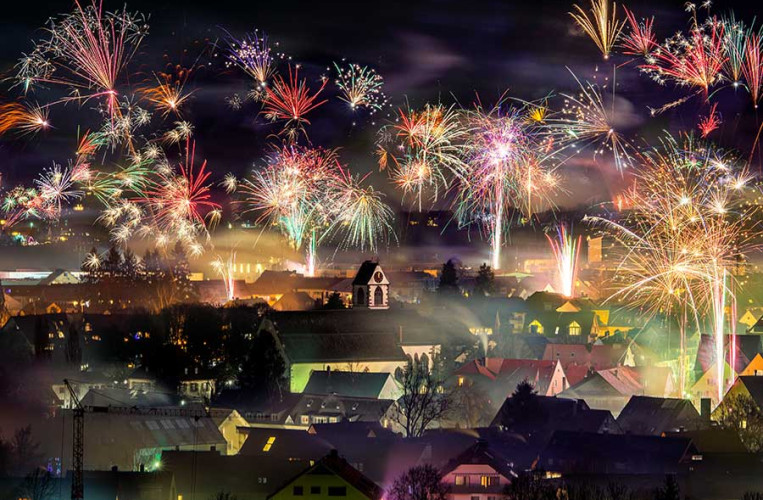 Silvesterfeuerwerk über Kirchzarten in der Nähe von Freiburg im Breisgau