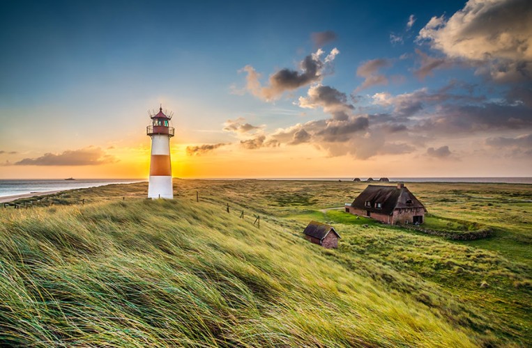 Sonnenaufgang beim Leuchturm in List auf Sylt in der Ferienregion Nordsee