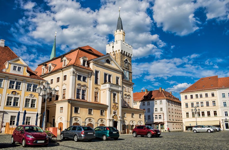 Altmarkt mit Rathaus der Sechs-Städte-Bund-Stadt Löbau in der Oberlausitz