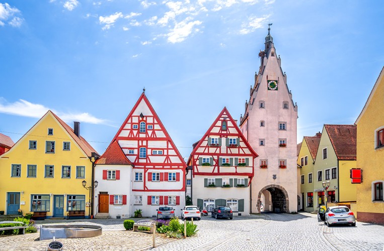 Blick auf die historische Stadt Monheim in Bayern