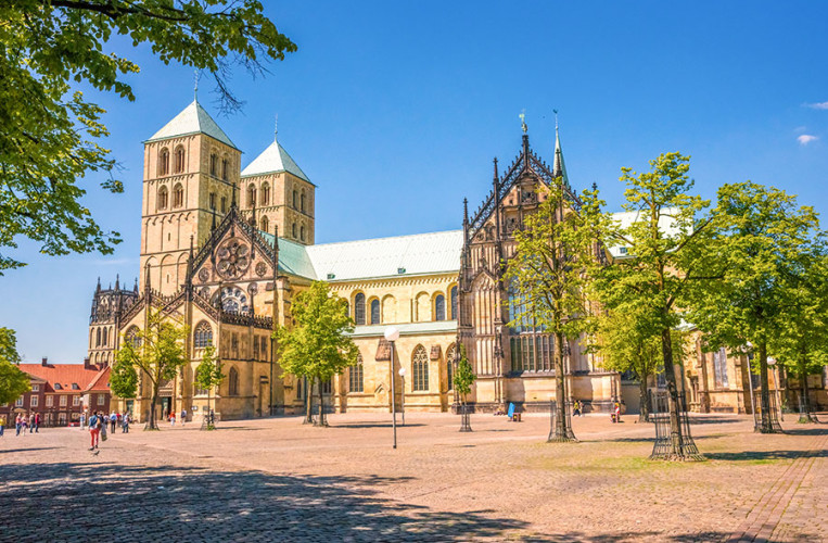 Der St. Paulus-Dom zu Münster lädt zu einem Besuch ein.