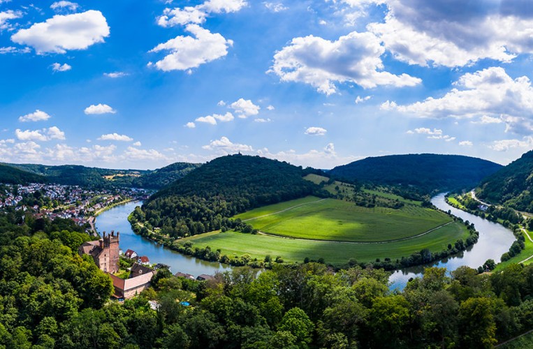 Blick über Neckarsteinach mit seinen vier Burgen