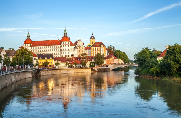 Neuburg an der Donau – Blick auf Stadt mit Residenzschloss