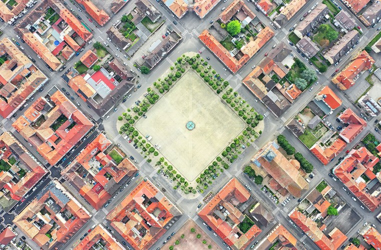 Das Luftbild zeigt die Anlage der Bastionsstadt mit Exerzierplatz im Zentrum