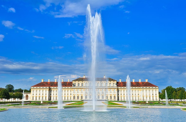 Palast Oberschleißheim mit Wasserfontäne