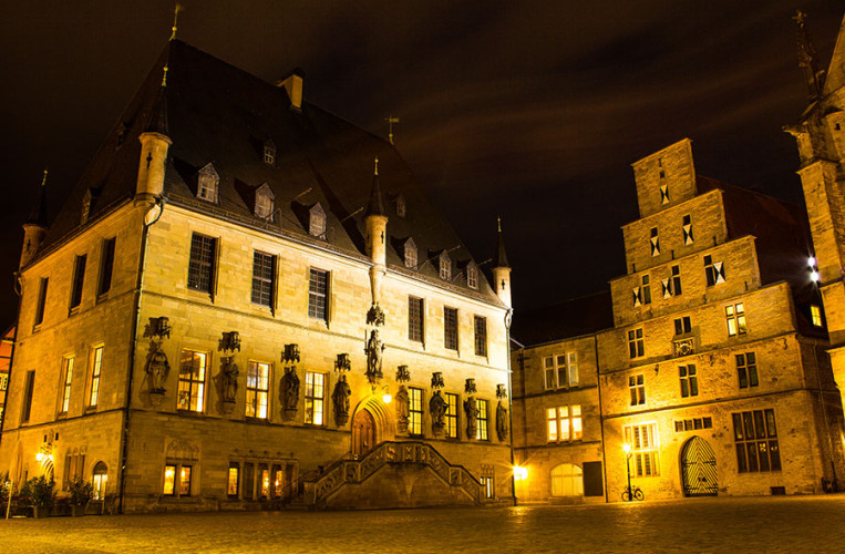 Bei der Nachtwächter-Tour passiert man die aufwändig beleuchteten historischen Gebäude der Stadt