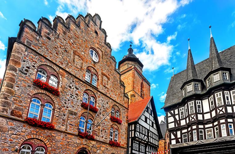 Der mittelalterliche Marktplatz von Alsfeld mit Rathaus und Weinhaus