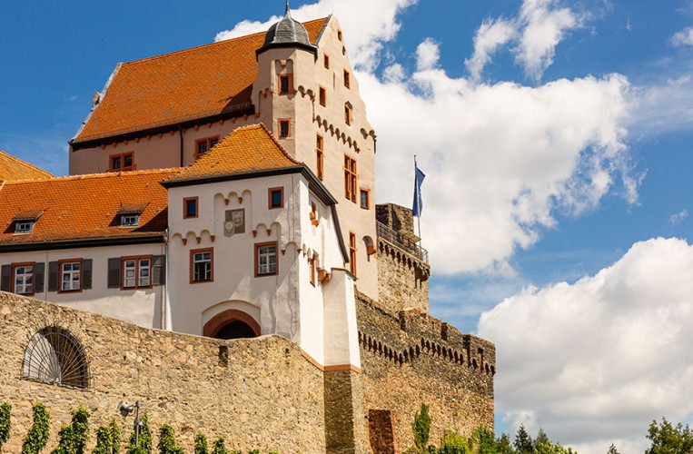 Burg Alzenau aus dem 14. Jahrhundert ist das Wahrzeichen der Stadt