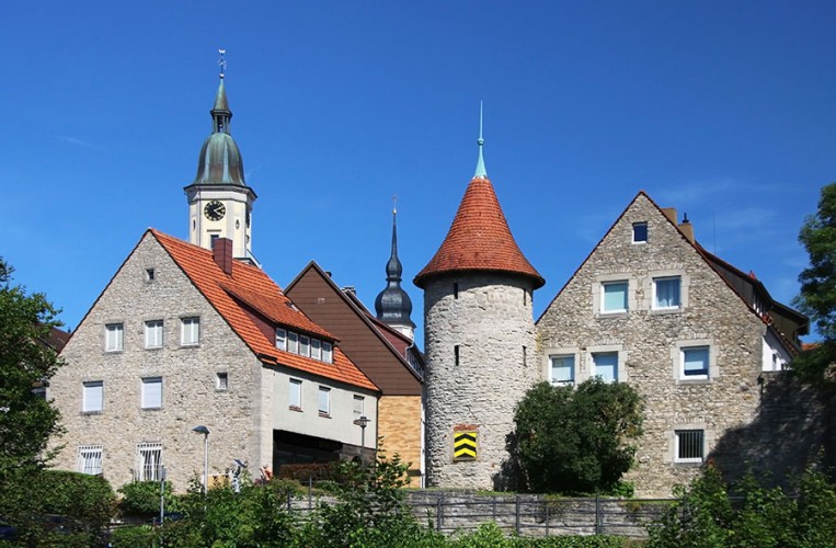 Blick auf die Stadtmauer und den Zeughausturm in Crailsheim