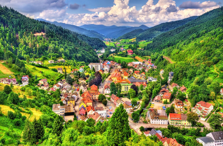 Blick auf Hornberg in den Bergen des Schwarzwalds