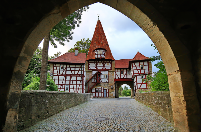 Blick auf das Rödelseer Tor, eine der Sehenswürdigkeiten in Iphofen in der Ferienregion Unterfranken
