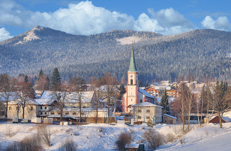 Blick auf das verschneite Lohberg im Bayern Wald