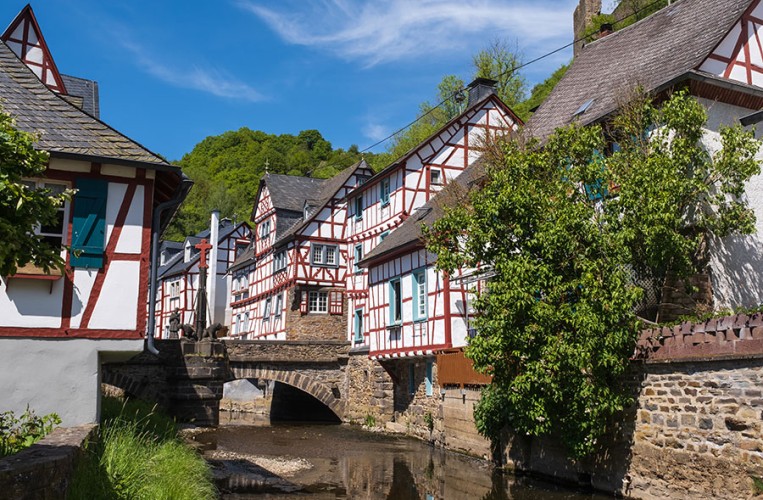 Aussicht auf die historischen Fachwerkhäuser von Monreal in der Eifel