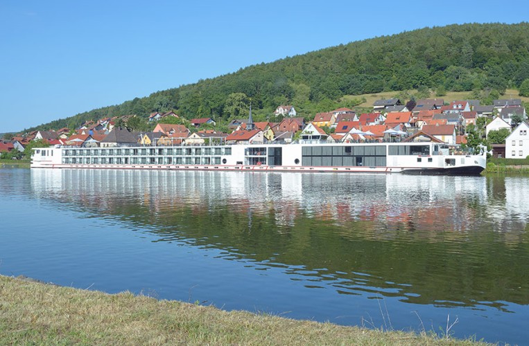 Neustadt am Main - Ansicht mit Hotelschiff vom Main aus gesehen