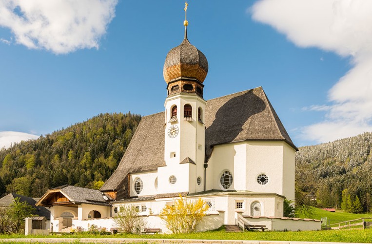Ein Blick auf die Kirche in Oberau