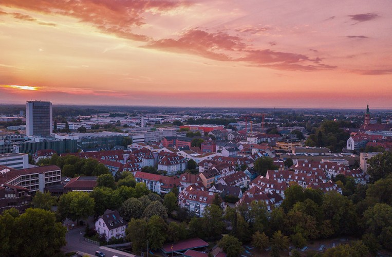 Stadtbild von Offenburg im Sonnenuntergang
