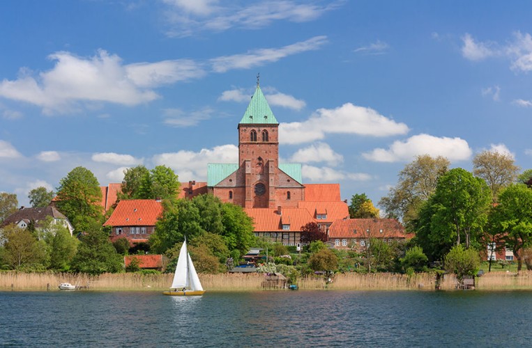 Blick auf die Kathedrale von Ratzeburg am Ufer des Ratzeburger Sees