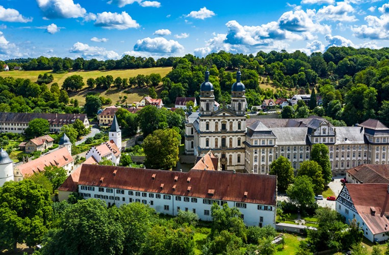 Schöner Blick über die Landschaft mit dem Kloster Schöntal