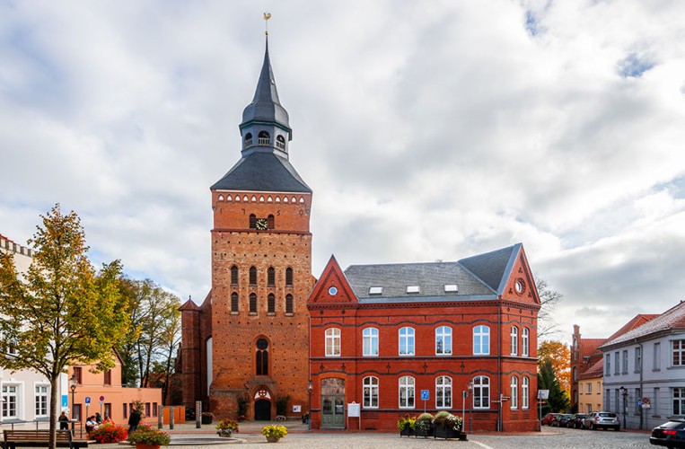 Der Markt mit Rathaus von Sternberg