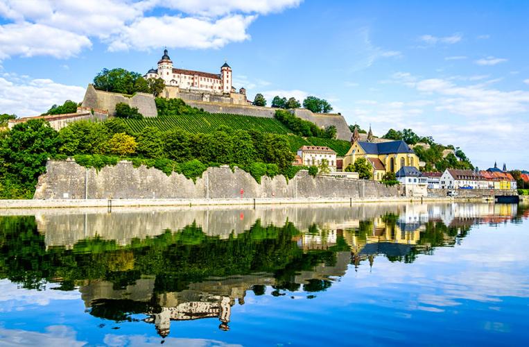 Würzburg vom Main aus gesehen