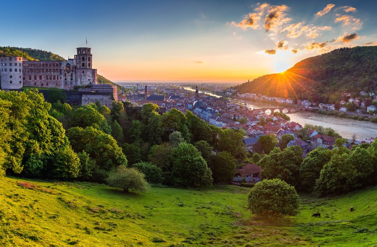 Die mittelalterliche Stadt Heidelberg mit ihrem berühmten Schloss
