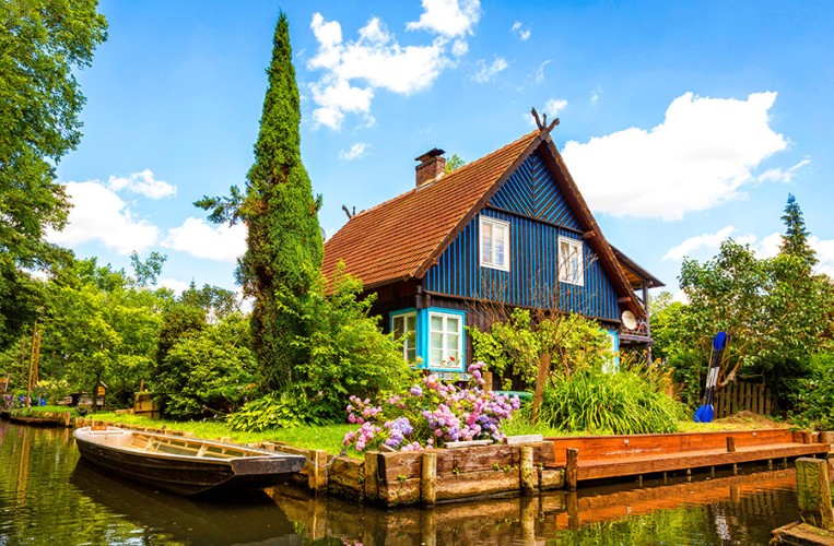 Typisches Haus am Kanal im Spreewald, einem sogenannten "Fließen"