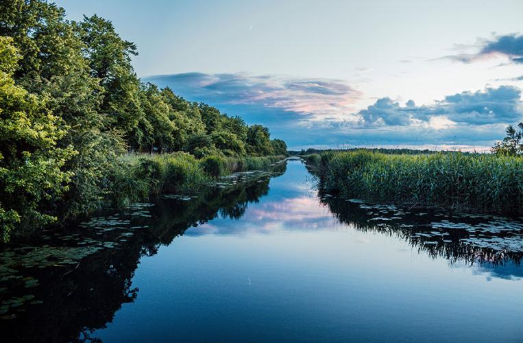 Blick auf die Flusslandschaft in der Nähe von Greifswald