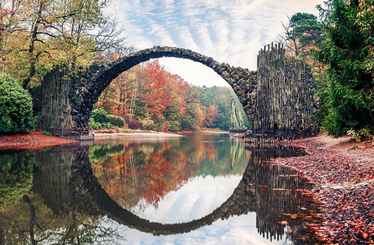 Die Rakotzbrücke bildet mit ihrem Spiegelbild einen perfekten Kreis