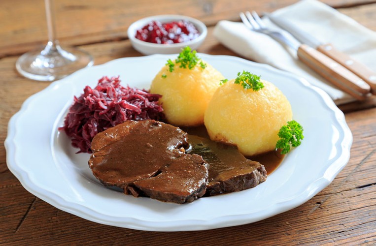 Sauerbraten mit Kartoffelklößen und Rotkraut ist ein klassisches gutbürgerliches Gericht