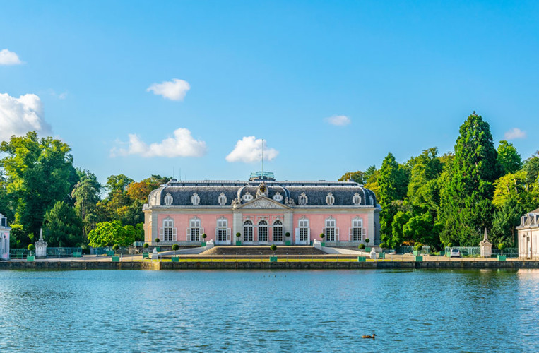 Schloss Benrath liegt nicht weit von Düsseldorf 